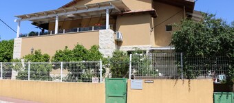 Israeli Home is an accommodation offering garden views.