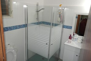Doccia, asciugacapelli, asciugamani, sapone