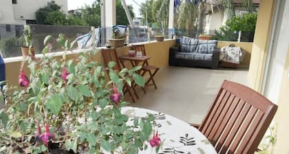 Das Israeli Home ist eine Unterkunft mit Gartenblick.