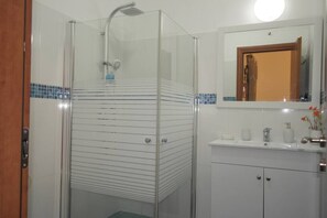 Dusj, hårføner, håndklær og såpe