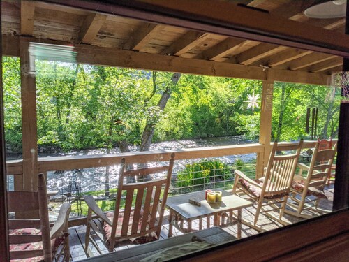 Creekfront Retreat • Hot Tub • Pool Table • Near Town/National Park • Rejuvenate