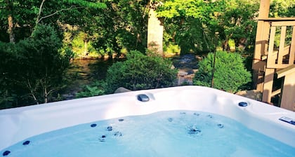 Water's Edge ~ Hermosa casa con Deep Creek como tu patio trasero ~ Pure Delight!