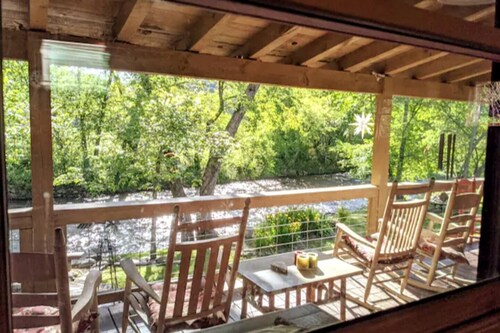 Deep Creek Waterfront Home • Hot Tub • Pool Table • Minutes to Downtown & GSMNP