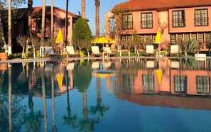 Seasonal outdoor pool, pool umbrellas, sun loungers - Hotel Palme Dalyan (Ortaca)