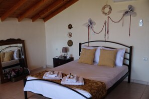 4 bedrooms, iron/ironing board, WiFi, bed sheets - BILLIAS HOUSE VOURVOUROU 4-room house, 8 people with great views of the sea (vourvourou)