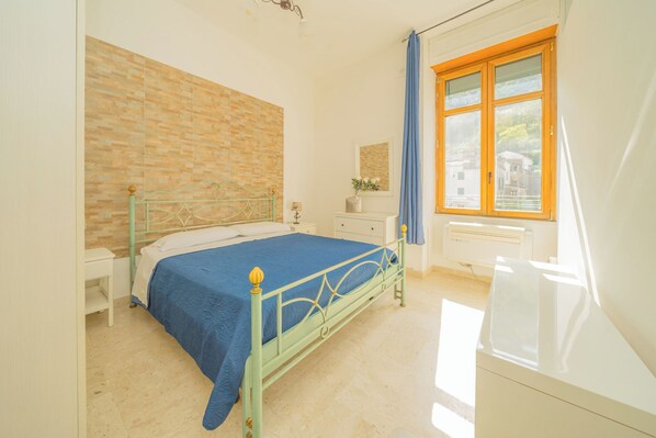 3 chambres, fer et planche à repasser, lit de bébé portatif