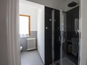 Sèche-cheveux, serviettes fournies, savon, shampoing