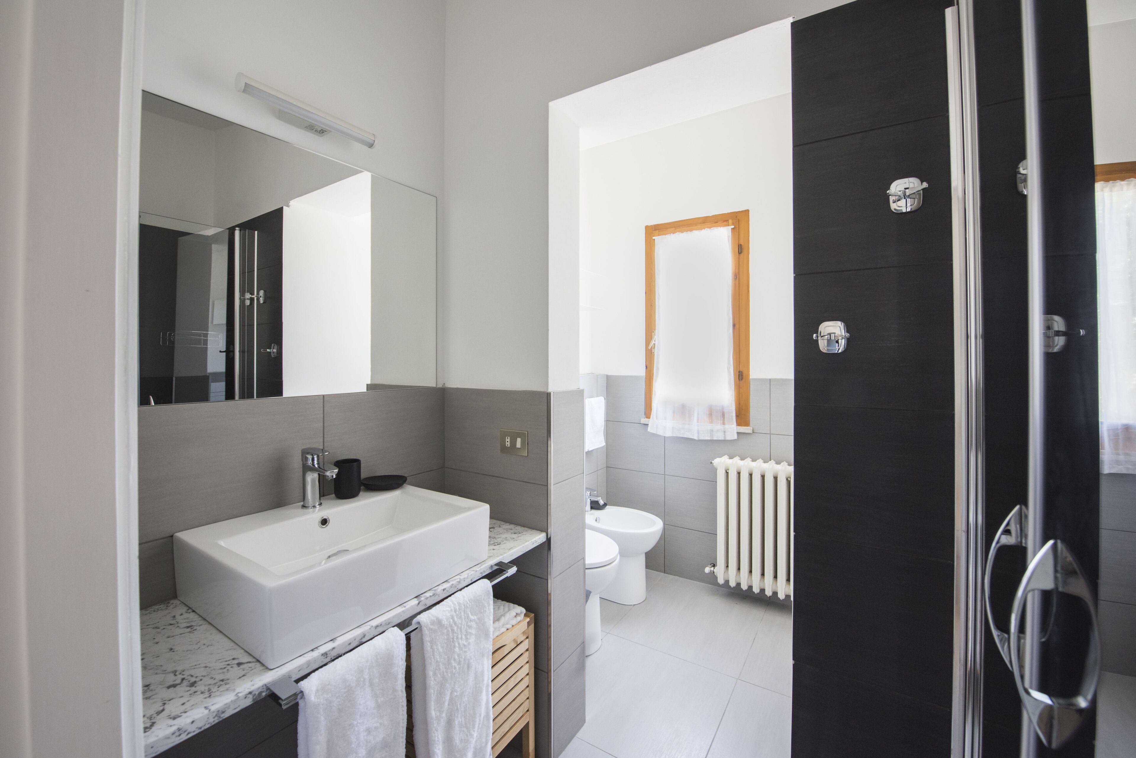 Secadora de cabello, toallas, jabón, shampoo 