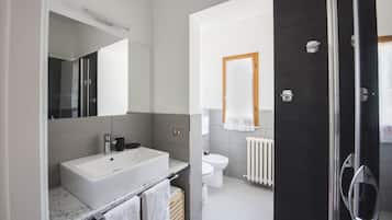 Haartrockner, Handtücher, Seife, Shampoo