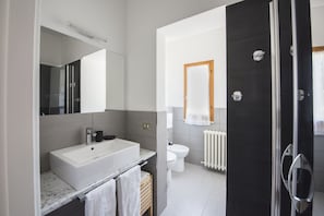 Hårføner, håndklær, såpe og sjampo