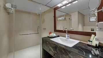 Chuveiro, chinelos, toalhas de banho