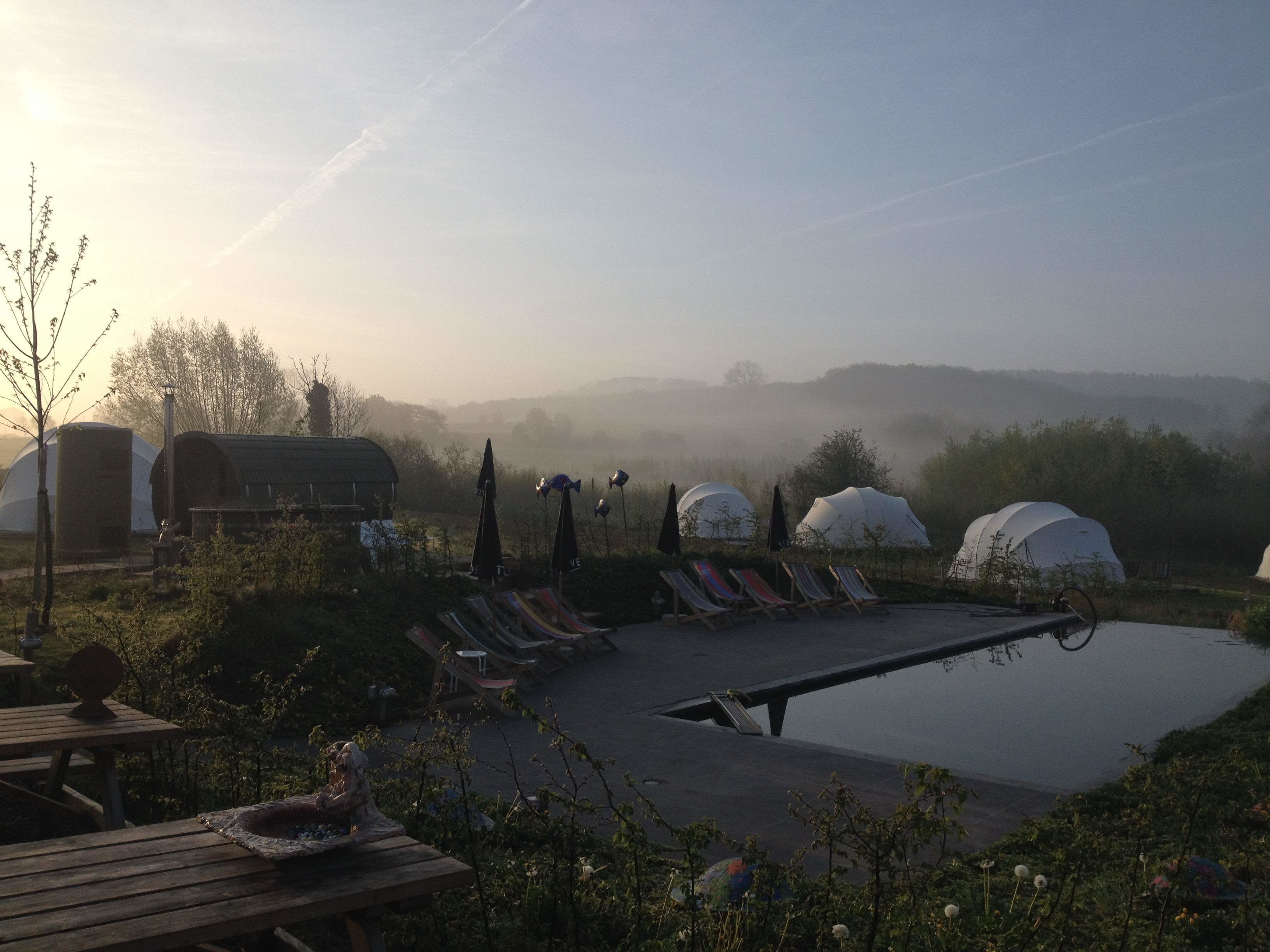 Außenpool (je nach Saison geöffnet), Sonnenschirme, Liegestühle