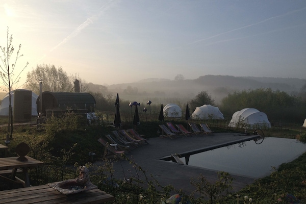 Alberca al aire libre por temporada y sombrillas en la alberca