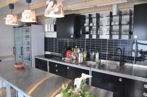 Jääkaappi, kahvin-/teenkeitin, vedenkeitin