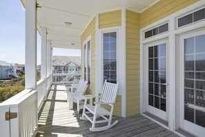 Terrace/patio - Oceanfront, private pool,hot tub,elevator located in the Dolphin Ridge community (Emerald Isle)