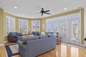 Smart TV, foosball, table tennis, stereo - Oceanfront, private pool,hot tub,elevator located in the Dolphin Ridge community (Emerald Isle)