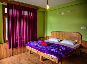 8 bedrooms - A warm, calm serene property to help you connect to nature (MANALI)