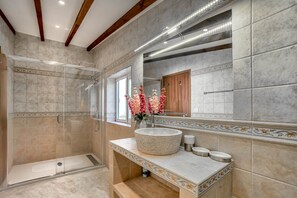 Douche, sèche-cheveux, bidet, serviettes fournies