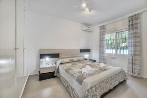3 bedrooms, desk, iron/ironing board, free WiFi