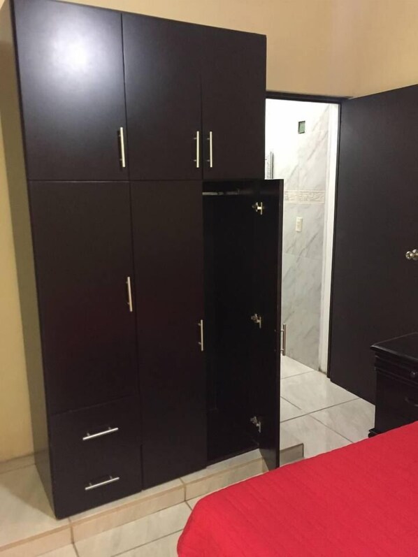 Chambre de base, 1 grand lit | AccĂšs au Wi-Fi (inclus), literie fournie