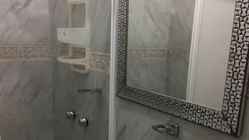 Habitación económica | Baño | Amenidades de baño gratuitas y toallas