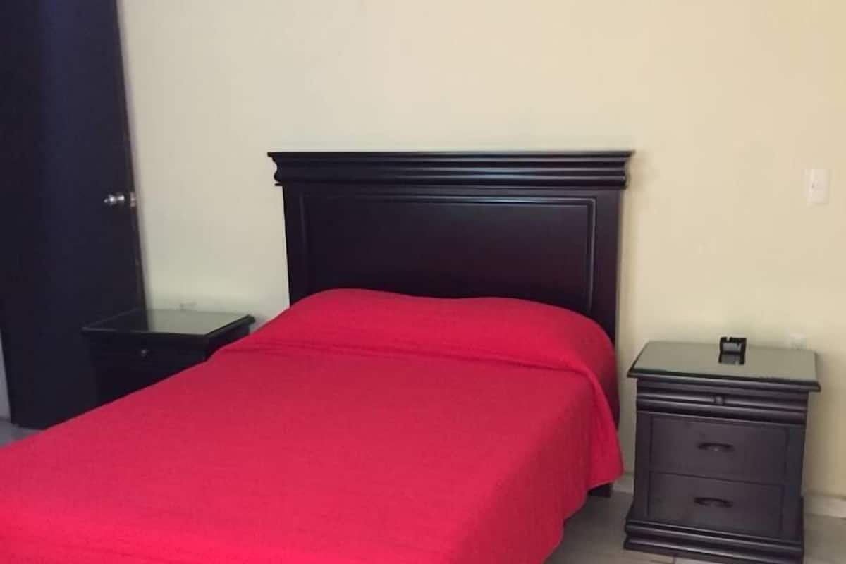 Habitación básica, 1 cama de matrimonio | Wifi gratis y ropa de cama