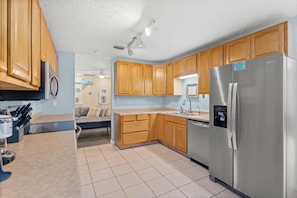 Refrigerador, microondas, horno y parrilla de estufa