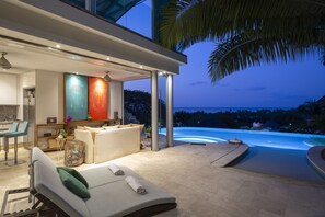 Piscina externa, funciona das 8h às 23h, espreguiçadeiras