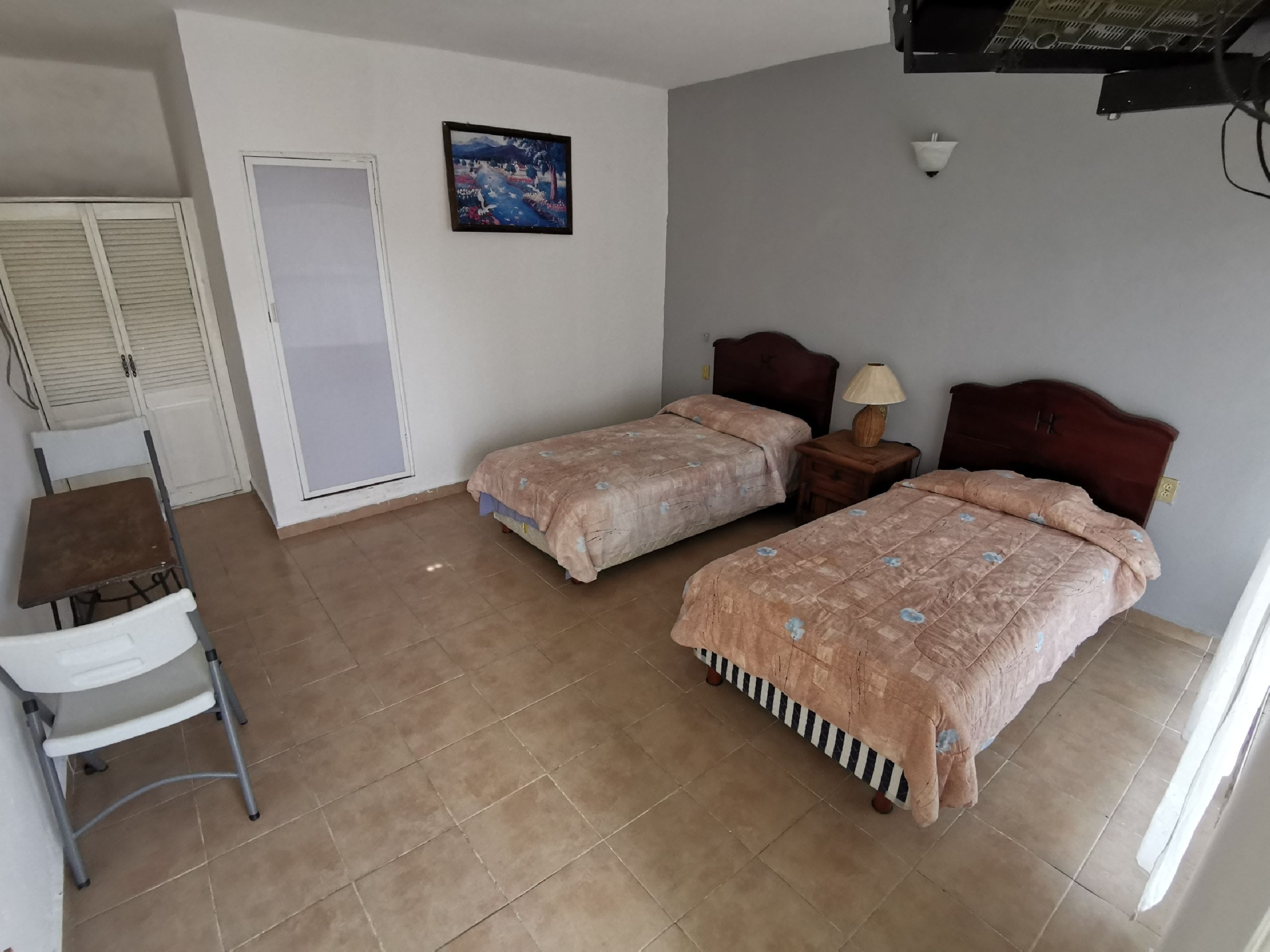 Habitación estándar, 2 camas individuales | Escritorio, wifi gratis y ropa de cama 