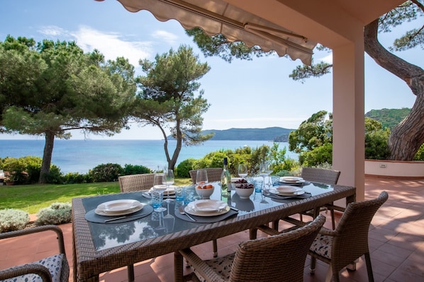 Outdoor dining - Villa with private access to the sea (capoliveri)