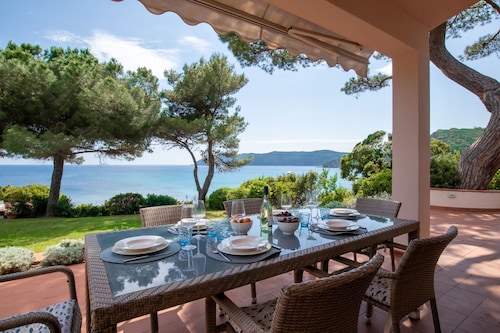 Villa with private access to the sea