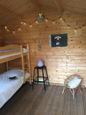 1 habitación, tabla de planchar con plancha y ropa de cama