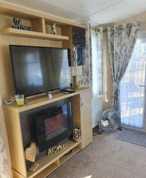 TV, lareira, DVD player