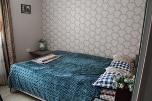 5 bedrooms, desk, soundproofing, iron/ironing board