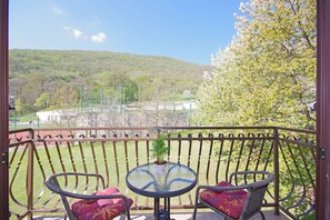 Property grounds - Lovely countryside Apartment Dolac - Valley, Vrlika in Croatia (Vrlika)