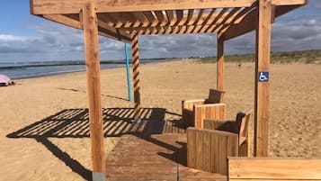 Plage, chaises longues