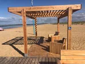 Plage, chaises longues