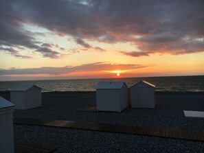 På stranden