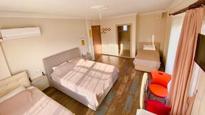 Ein Hotelzimmer mit zwei Betten, einem kleinen Tisch und einem Stuhl.