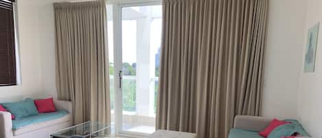 Habitación familiar | Área de sala de estar | Televisión de pantalla plana