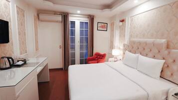 Habitación Deluxe doble, no fumadores, vistas a la ciudad | Minibar, caja fuerte, decoración individual y mobiliario individual