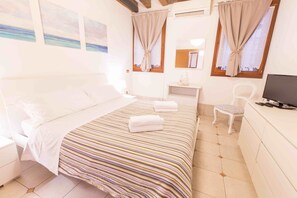 1 chambre, fer et planche à repasser, Wi-Fi gratuit, draps fournis