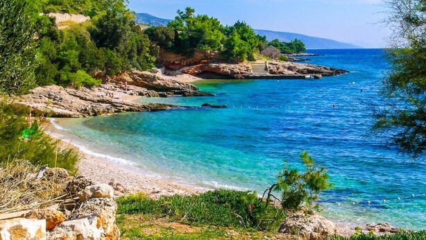 A coastal landscape with clear blue waters, rocky shores, and lush greenery. - Nautilus-Bay Suites - Apt. 420 Three-room suite for 2-6 persons (Zavala)