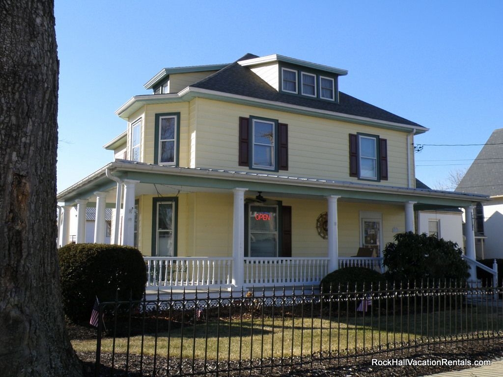 The Lodge on Main Street, a Victorian Apartment, walk to everything!