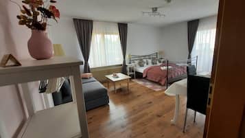 1 slaapkamer, een strijkplank/strijkijzer, wifi, beddengoed