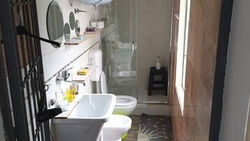 Camera familiare | Bagno | Doccia, set di cortesia gratuito, asciugacapelli, accappatoio