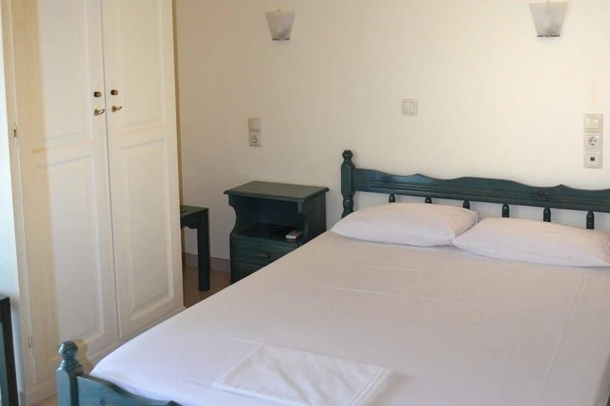 Economy Apartment, 1 Bedroom, Mountain View | Cribs/infant beds, bed sheets