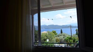 Vista desde una ventana con techo blanco y barandilla de balcón.
