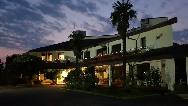 Front of property - evening/night - Ca' D'Artisti Bed & Breakfast (Caorle)