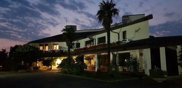 Fachada da propriedade à noite